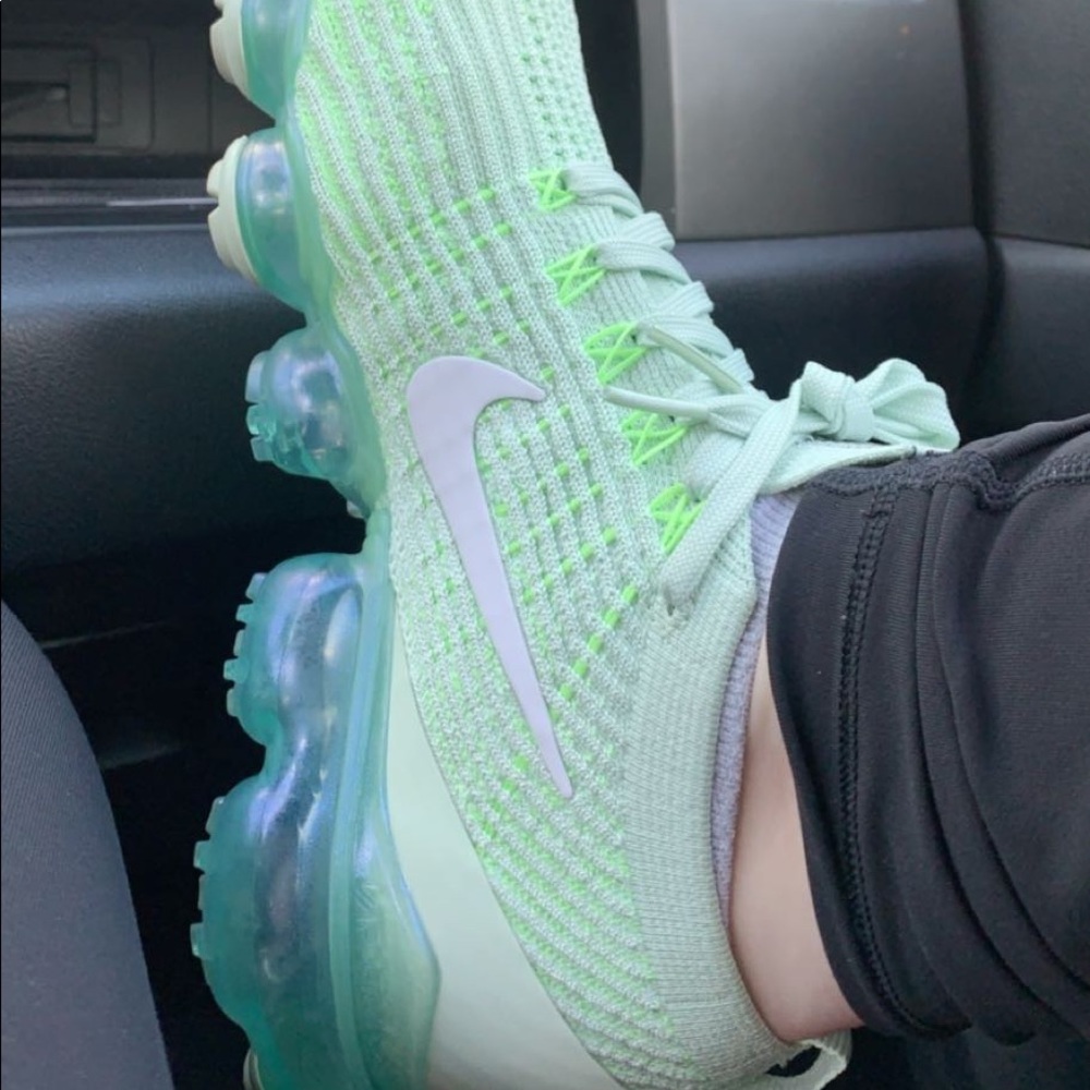 Brand new Vapormaxes (Need these gone!!)